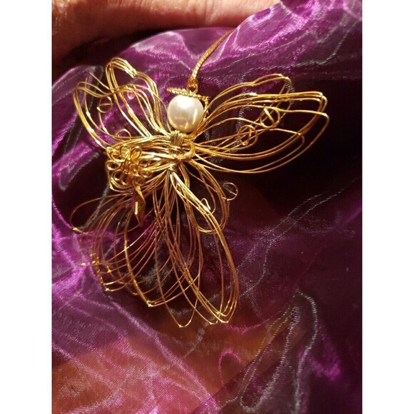 Delicate Golden Wire Work Angel. Avon 1997 Collection. New In Box - Picture 2 of 9